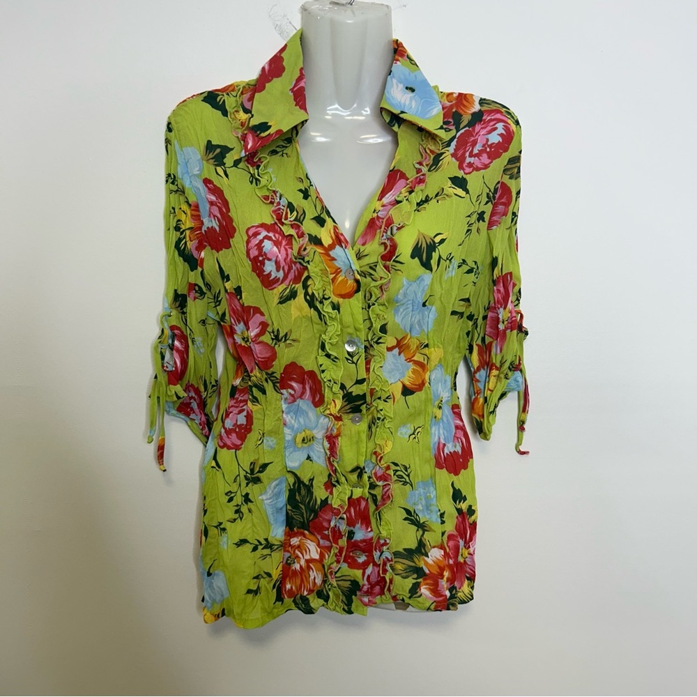 ◾️Vintage Caviar Floral Collared Top Ruffle Detailing And Lace Up Sleeves